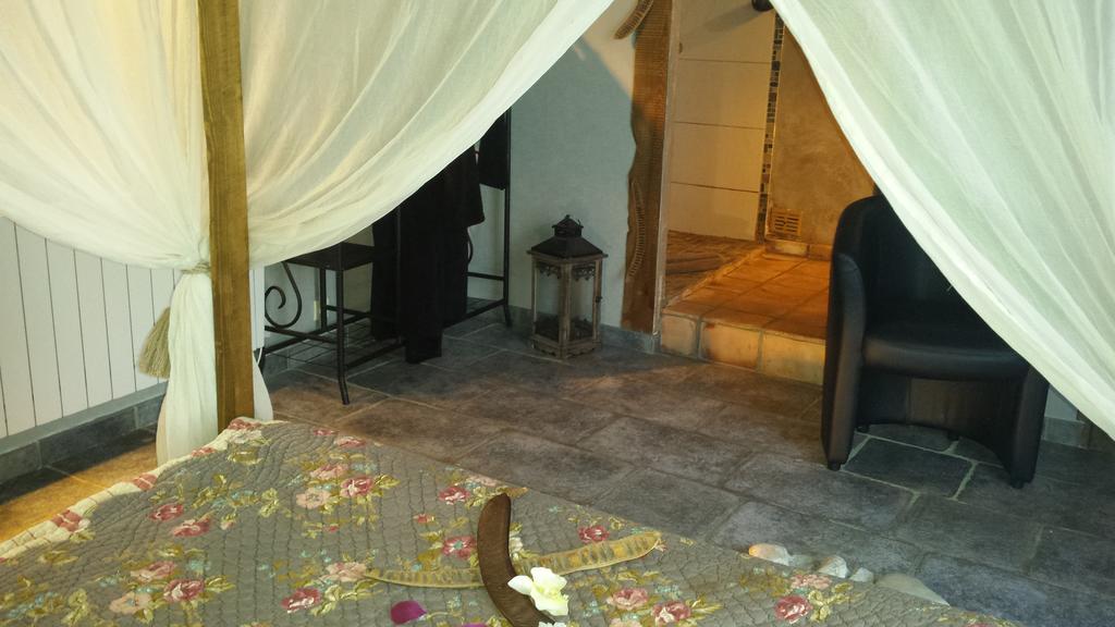 Chambres D Hotes ,Hotel ,Secret D'Une Nuit A Vicq Pres De Onnaing,Avec Piscine Phòng bức ảnh